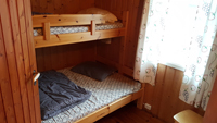 Hütte 7 - Schlafzimmer mit 'Familienbetten'. Das Bett ist 190 cm lang.