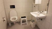 Hütte 8 - Badezimmer mit Dusche, Waschbecken und WC