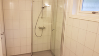 Hütte 8 - Badezimmer mit Dusche, Waschbecken und WC